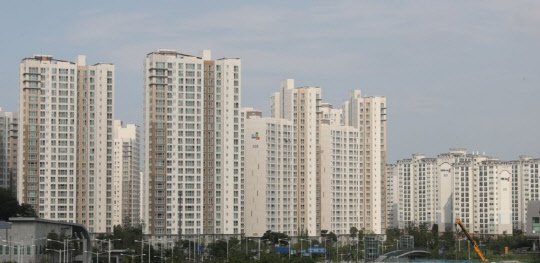 정부가 21번째 부동산 대책을 발표하자 마자 김포시, 파주시 등 비규제지역 집값이 이상징후를 보이고 있다. 정부는 6·17 부동산 대책의 보완책도 조만간 발표하겠다고 시사했다. 사진은 김포 한강신도시 아파트 단지의 모습. <연합뉴스>